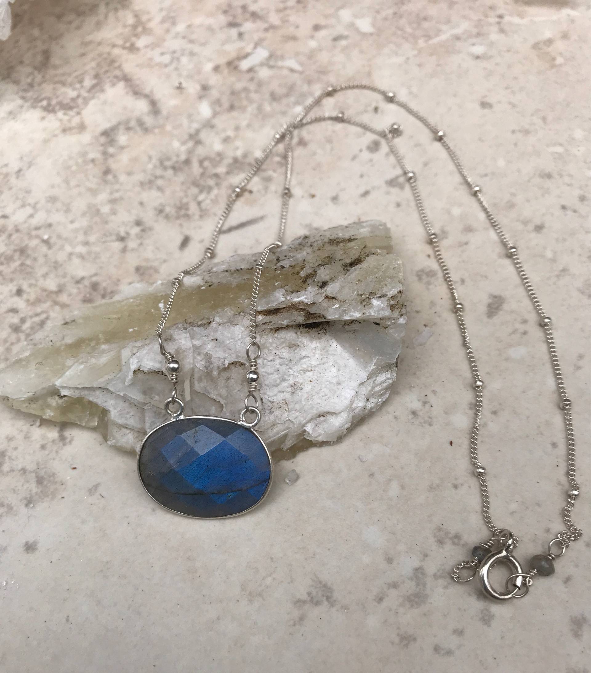 Atemberaubende Blaue Flash Labradorit Anhänger Mit Sterling Silber Satellitenkette Atemberaubende Blaue Flash Labradorit Anhänger Mit Sterling Silber Satellitenkette von kcladyfish
