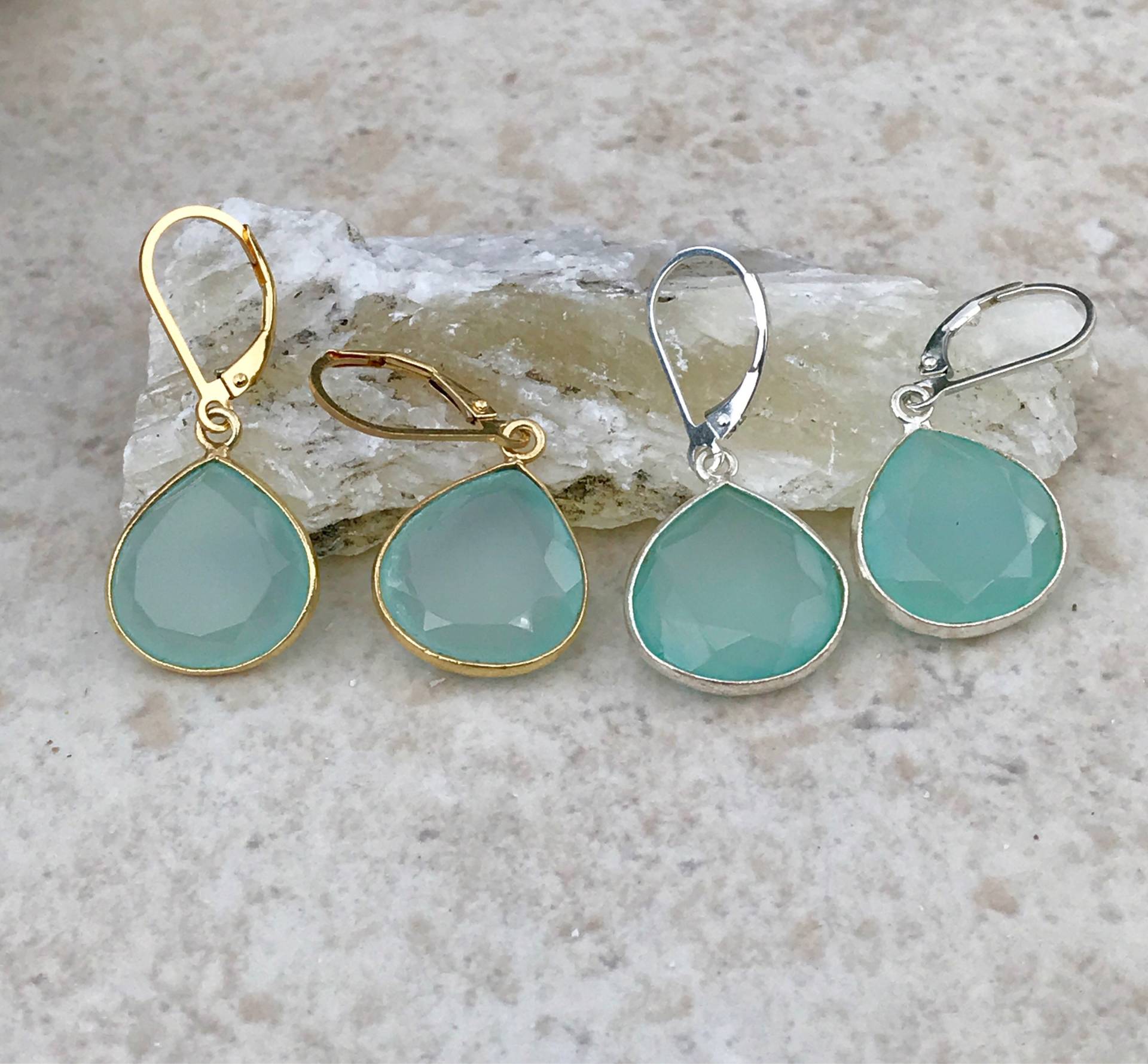 Facettierte Lünette Set Aqua Chalcedon Ohrringe in Sterling Silber Oder 14 Ct Gold Füllung Facettierte Lünette Set Aqua Chalcedon Ohrringe in Sterling Silber Oder 14 Ct Gold Füllung von kcladyfish