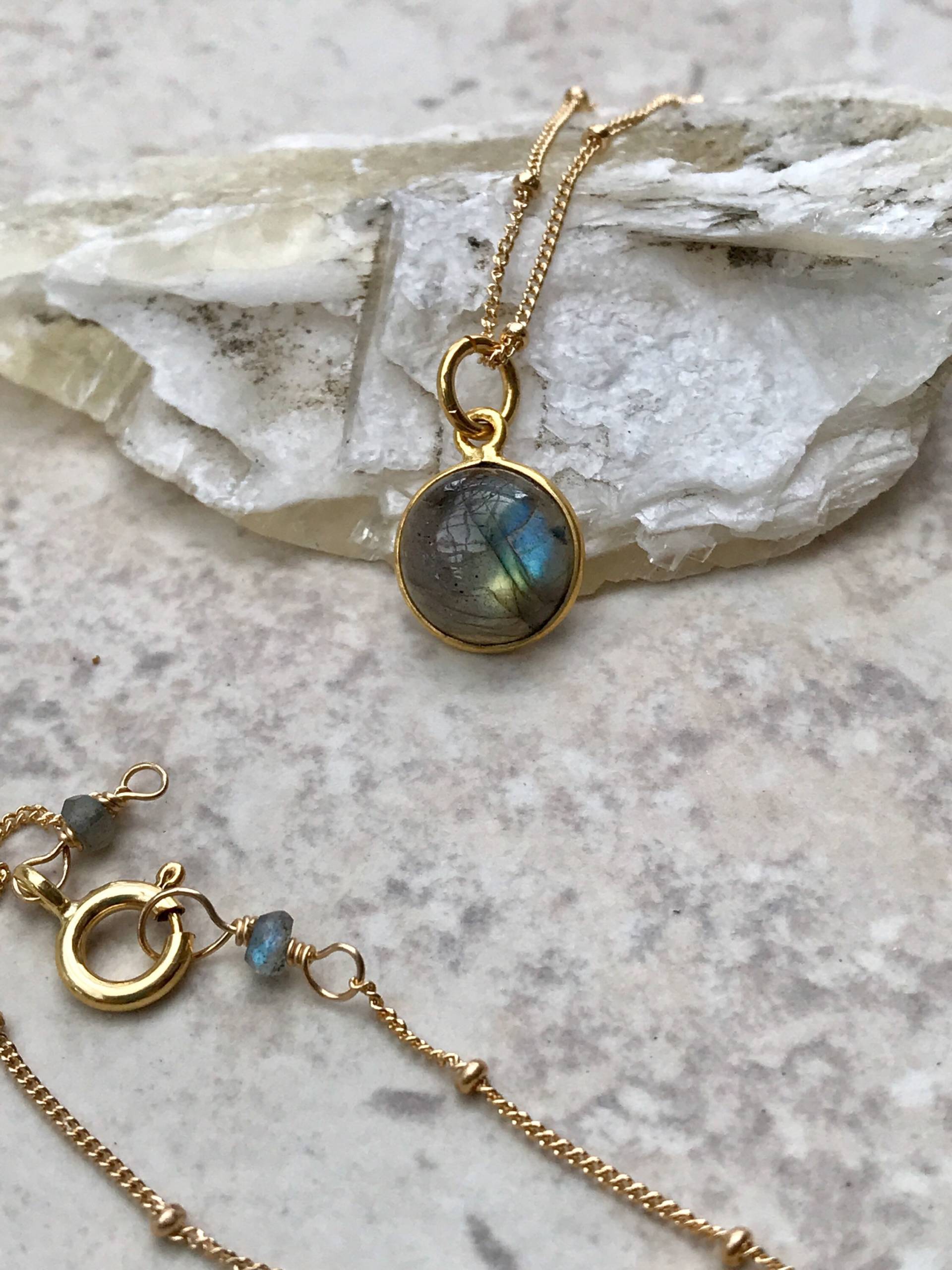 Gold Lünette Set Gewölbter Labradorit Anhänger Mit Filled Satellitenkette Gold Lünette Set Gewölbter Labradorit Anhänger Mit Filled Satellitenkette von kcladyfish