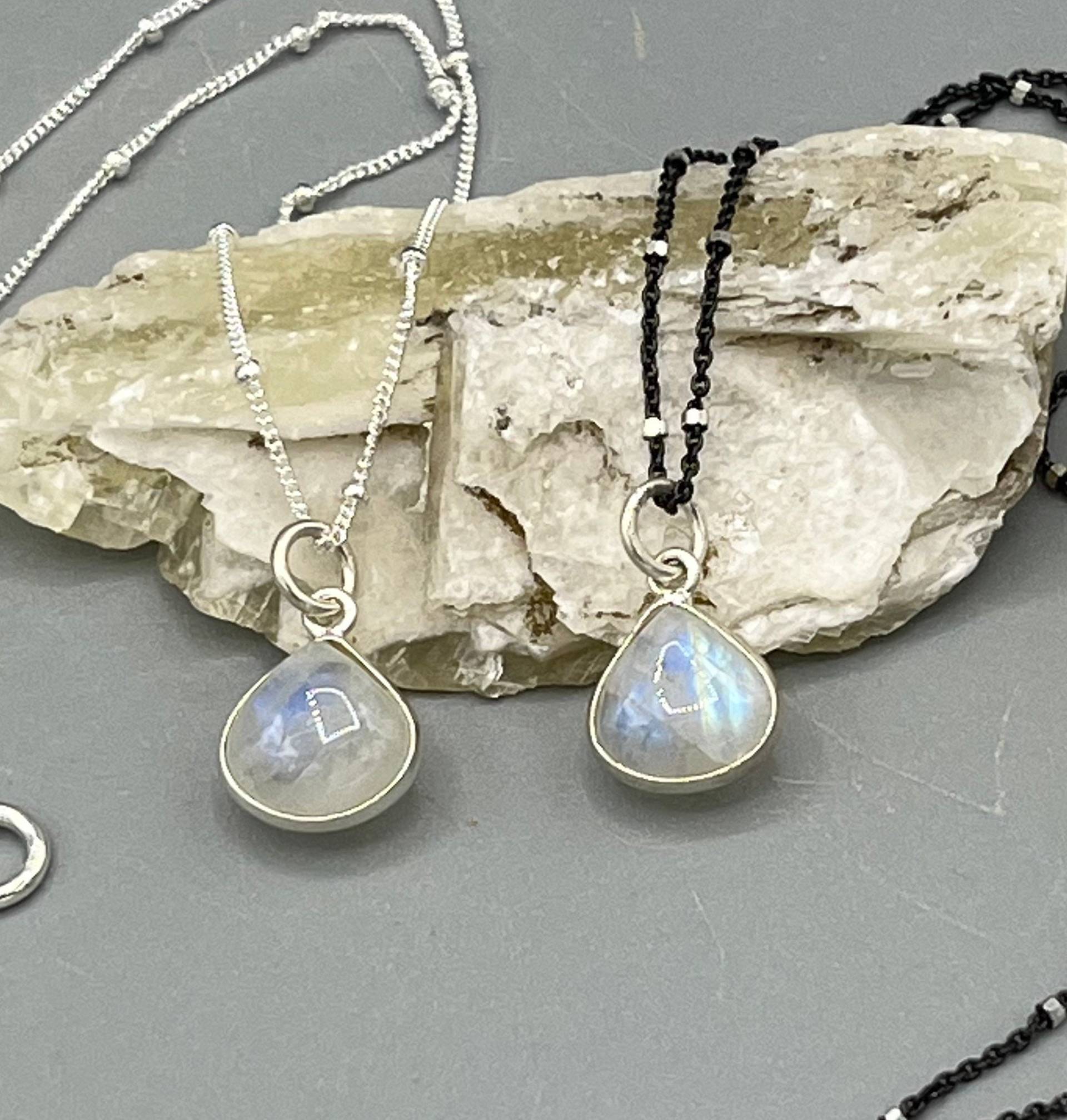 Kleine Mondstein Tropfen An Sterling Silber Satelliten Kette Kleine Mondstein Tropfen An Sterling Silber Satelliten Kette von kcladyfish
