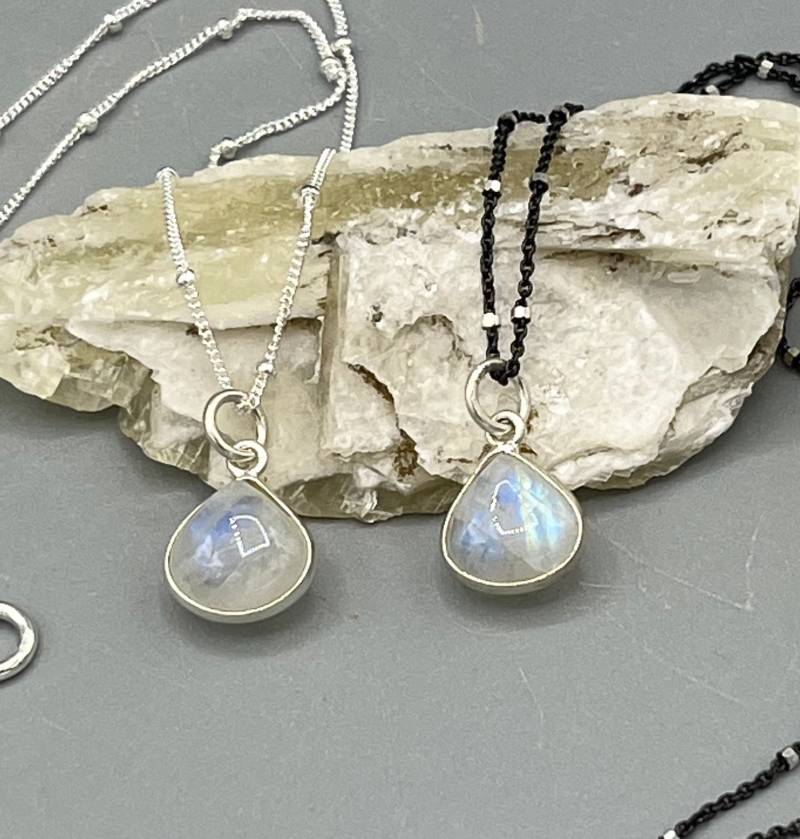 Kleine Mondstein Tropfen An Sterling Silber Satelliten Kette Kleine Mondstein Tropfen An Sterling Silber Satelliten Kette von kcladyfish