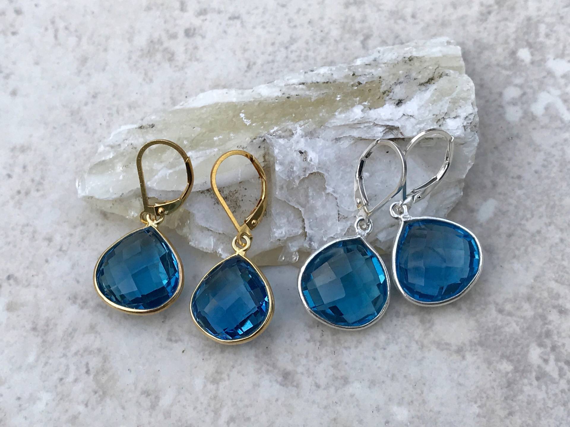 London Blue Quartz Faceted Bezel Set Tropfen Ohrringe in Sterling Silber Oder 14Ct Gold Fill London Blue Quartz Faceted Bezel Set Tropfen Ohrringe in Sterling Silber Oder 14Ct Gold Fill von kcladyfish