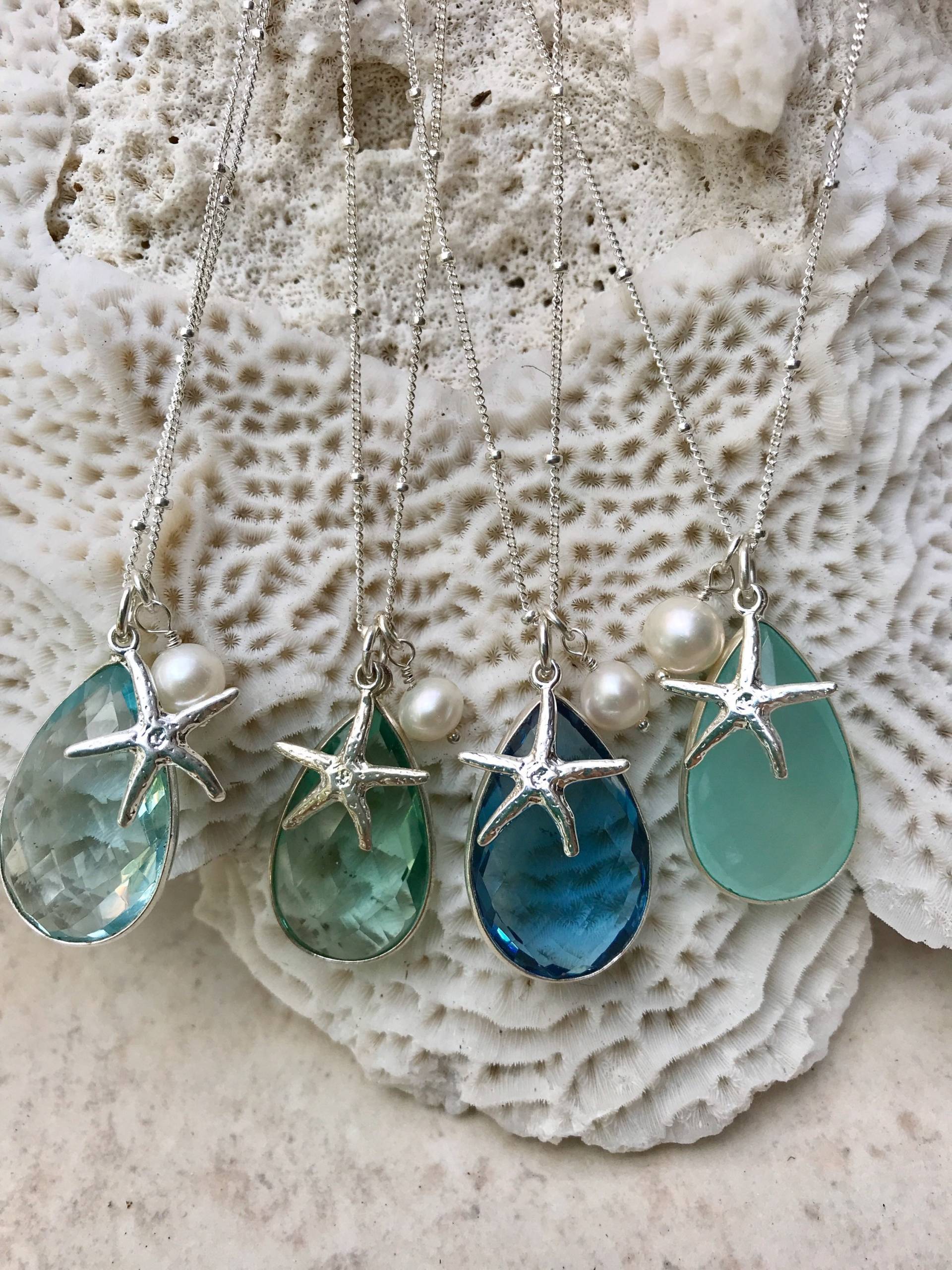 Ozean Hued Quarz Teardrop Halskette Mit Seestern Charme Und Perle Sterling Silber Satellite Chain Ozean Hued Quarz Teardrop Halskette Mit Seestern Charme Und Perle Sterling Silber Satellite Chain von kcladyfish