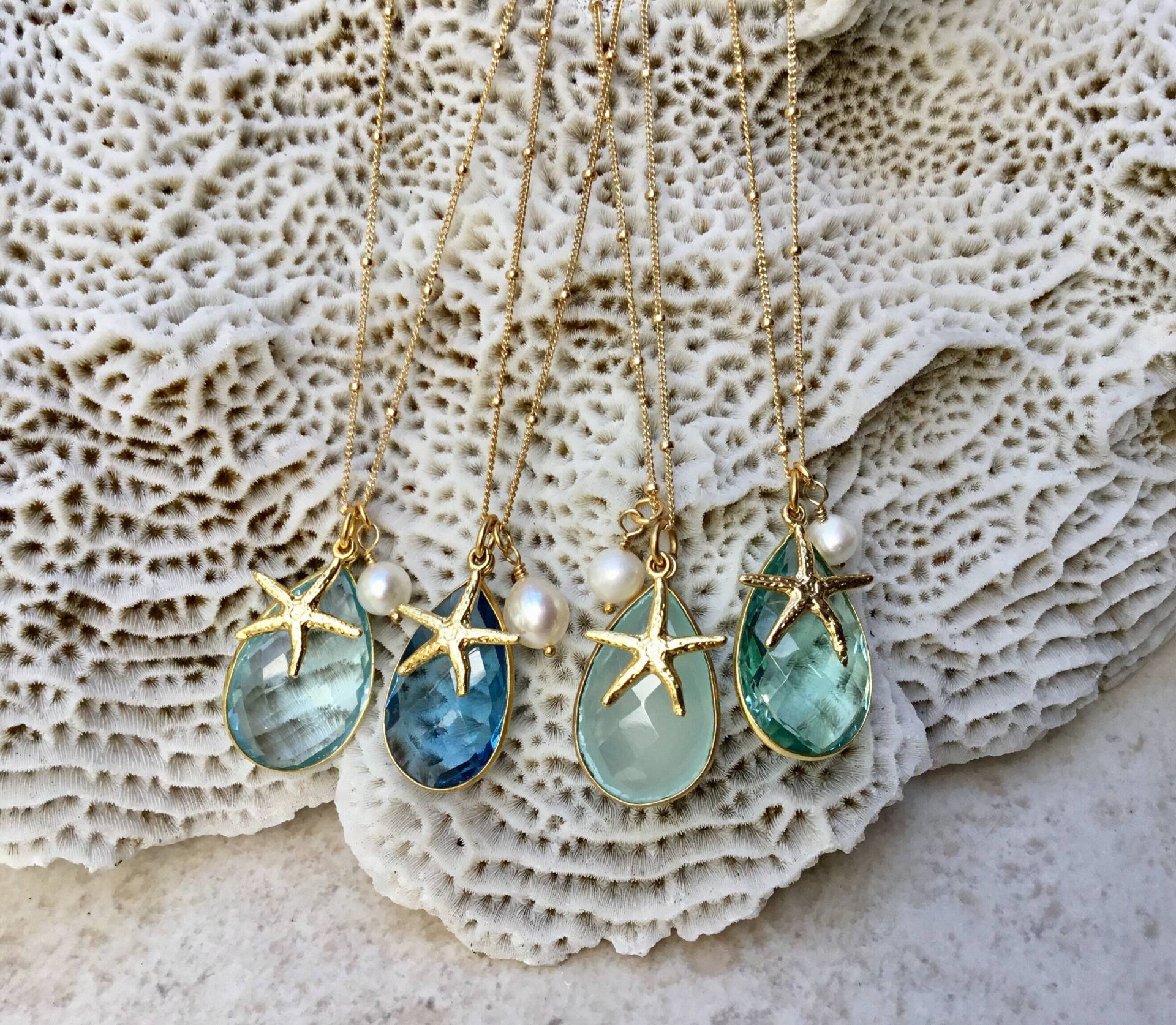 Ozean Hued Quarz Teardrop Halskette Mit Seestern Charme Und Perle Sterling Silber Satellite Chain Ozean Hued Quarz Teardrop Halskette Mit Seestern Charme Und Perle Sterling Silber Satellite Chain von kcladyfish