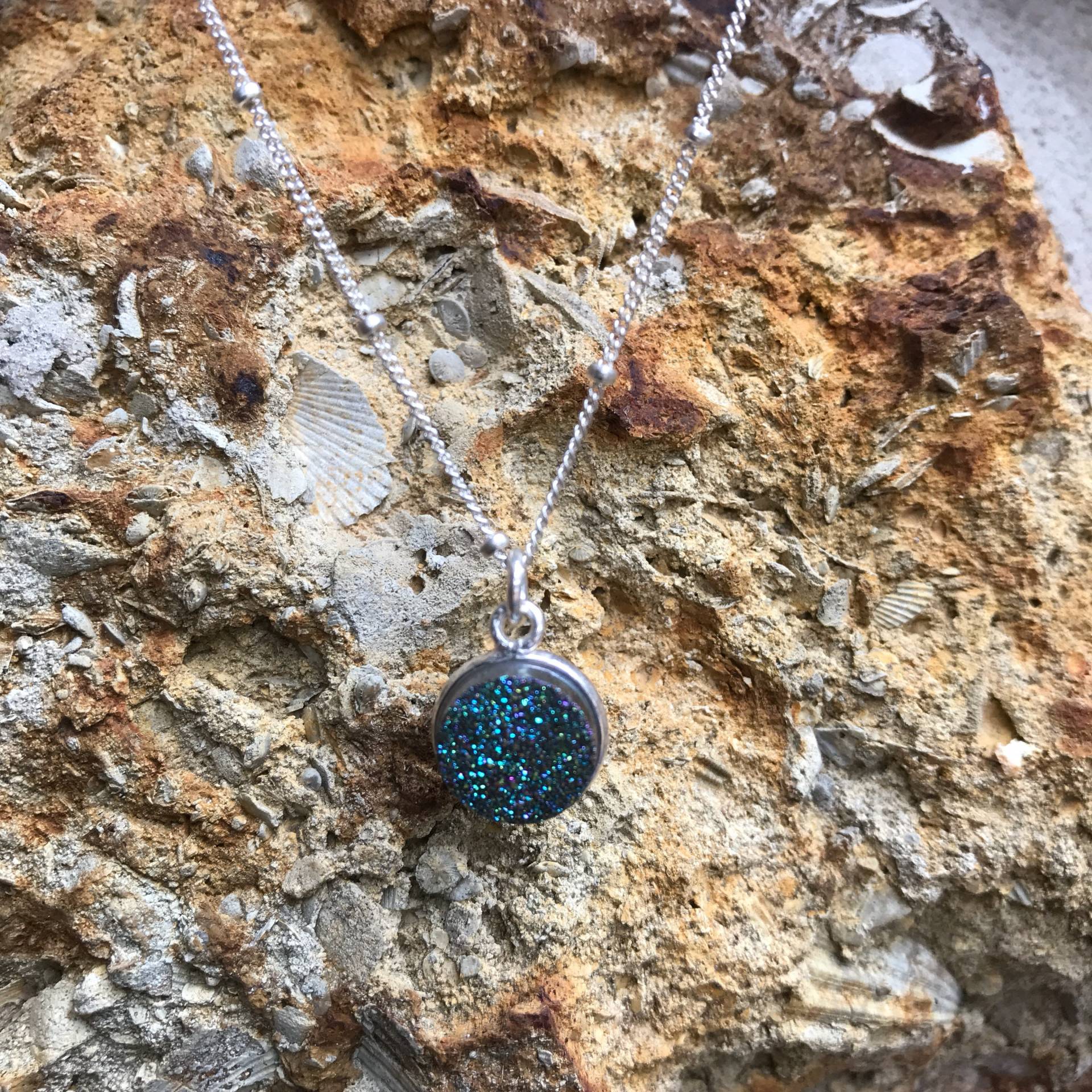 Petrol Grün Druzy Auf Sterling Silber Satellitenkette Petrol Grün Druzy Auf Sterling Silber Satellitenkette von kcladyfish