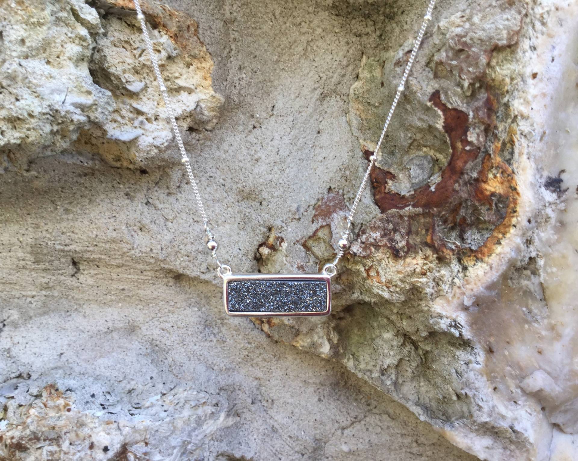 Platin Druzy Stab-Anhänger Mit Kette Aus Sterlingsilber Satelliten Platin Druzy Stab-Anhänger Mit Kette Aus Sterlingsilber Satelliten von kcladyfish