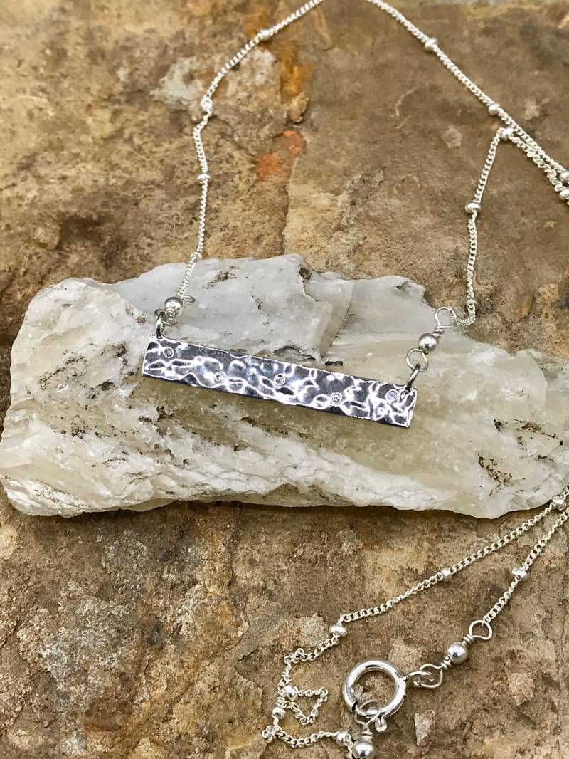 Rhodinierte Gehämmerte Bar Anhänger Mit Sterling Silber Satellitenkette Rhodinierte Gehämmerte Bar Anhänger Mit Sterling Silber Satellitenkette von kcladyfish