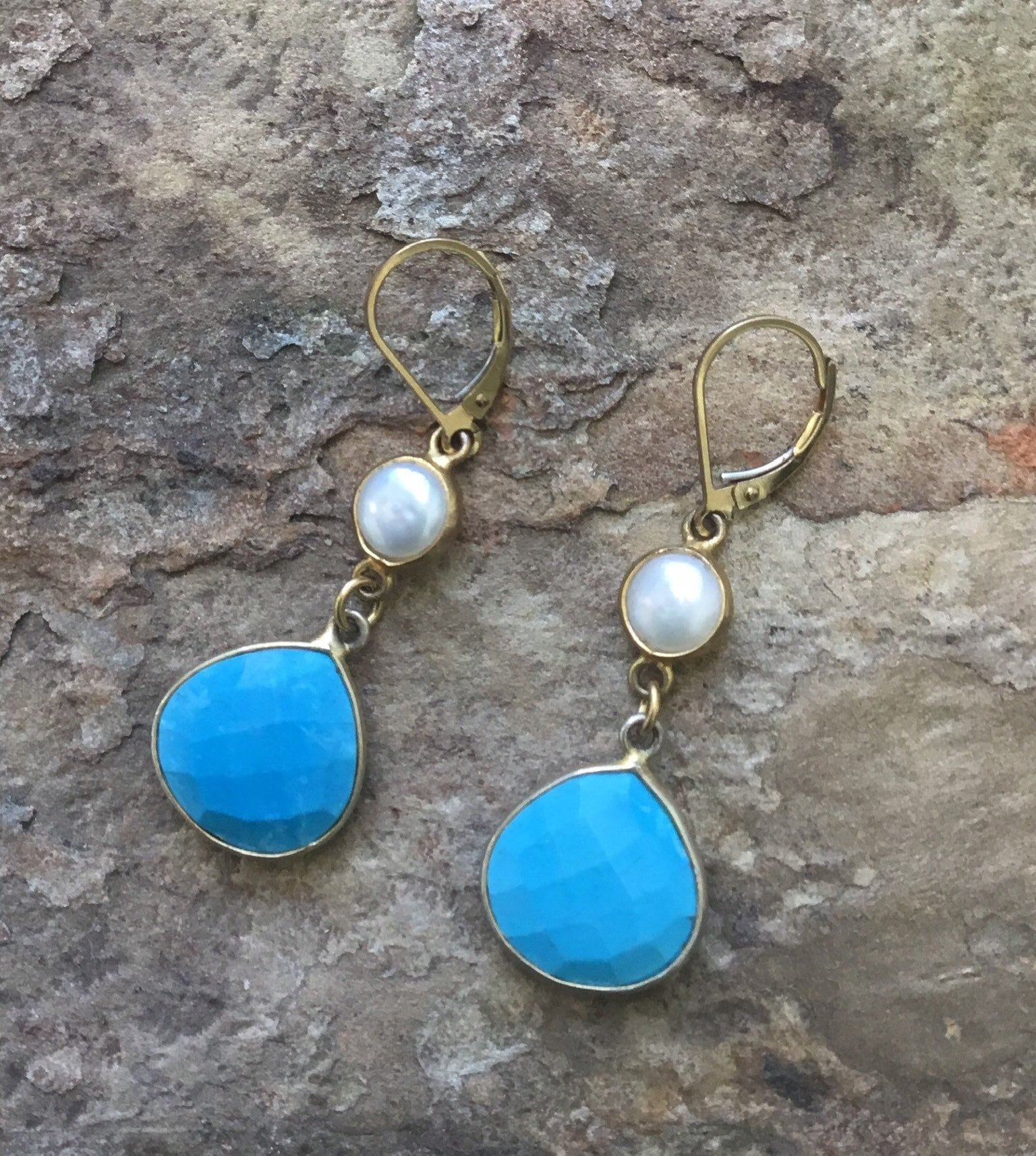 Türkis Und Süßwasser-Pearl Gold Gefüllte Ohrringe Türkis Und Süßwasser-Pearl Gold Gefüllte Ohrringe von kcladyfish
