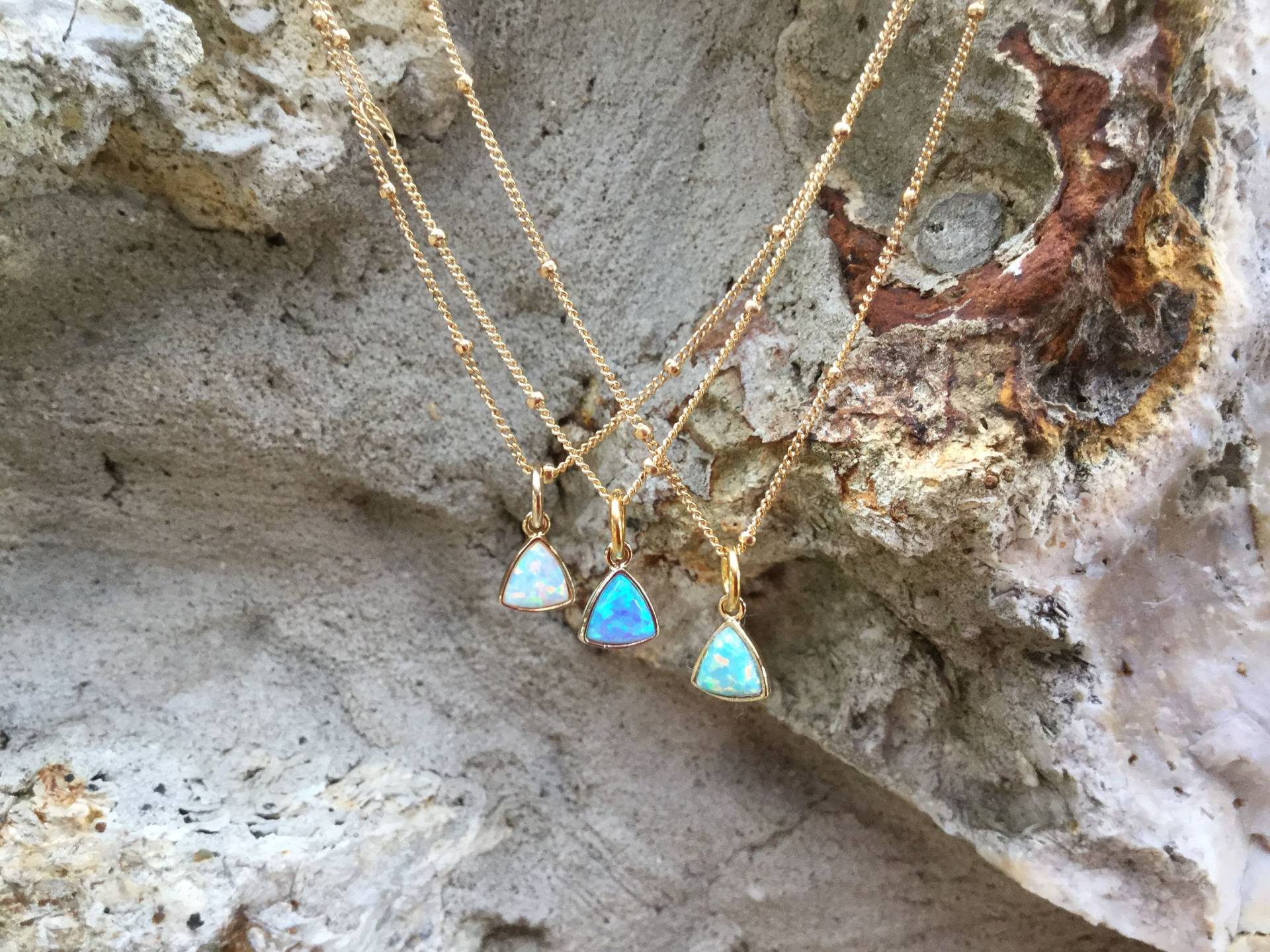 Winziger Opal Anhänger An Gold Filled Kette Winziger Opal Anhänger An Gold Filled Kette von kcladyfish