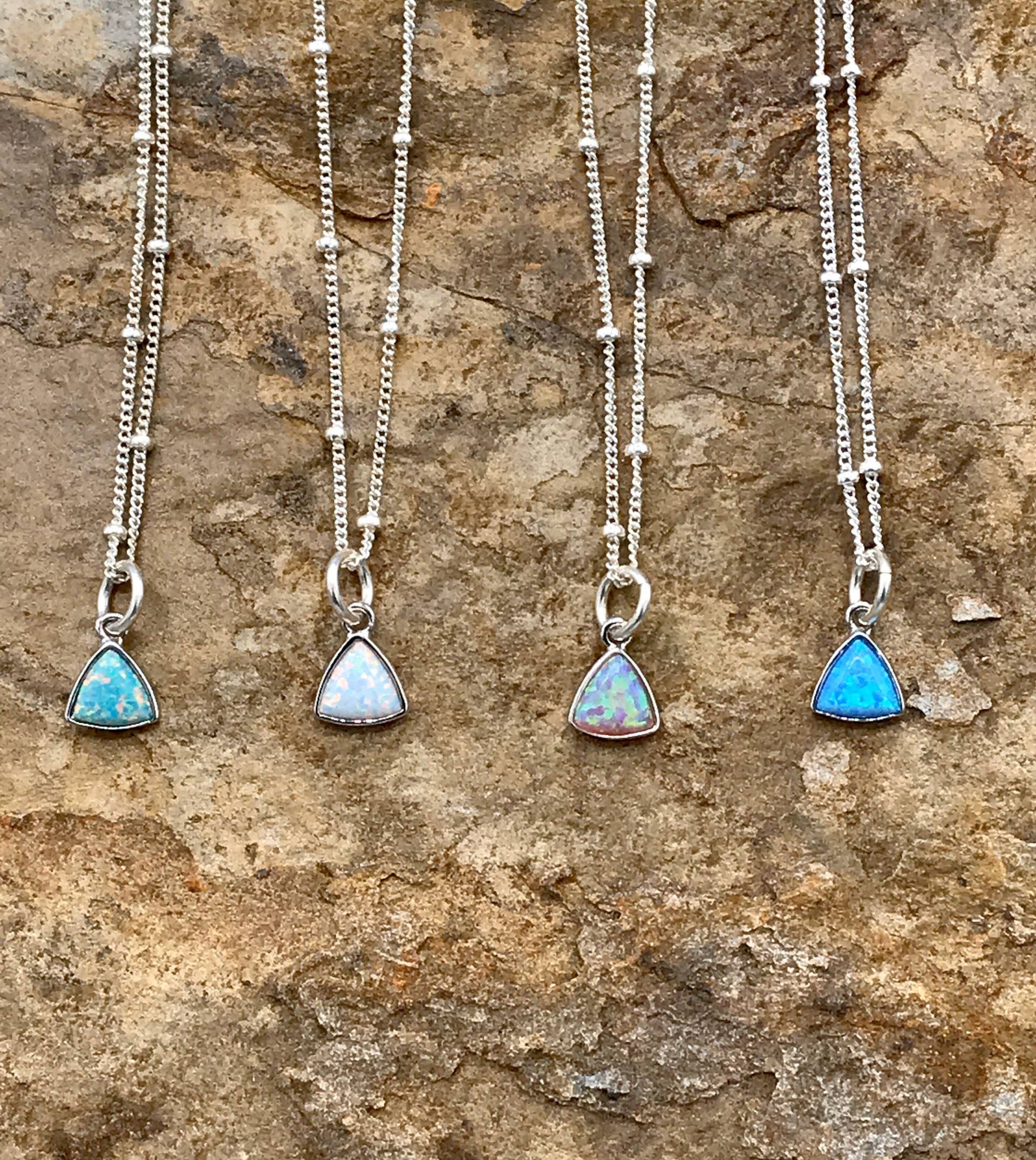 Winziger Opal Anhänger An Sterling Silber Satellitenkette Winziger Opal Anhänger An Sterling Silber Satellitenkette von kcladyfish