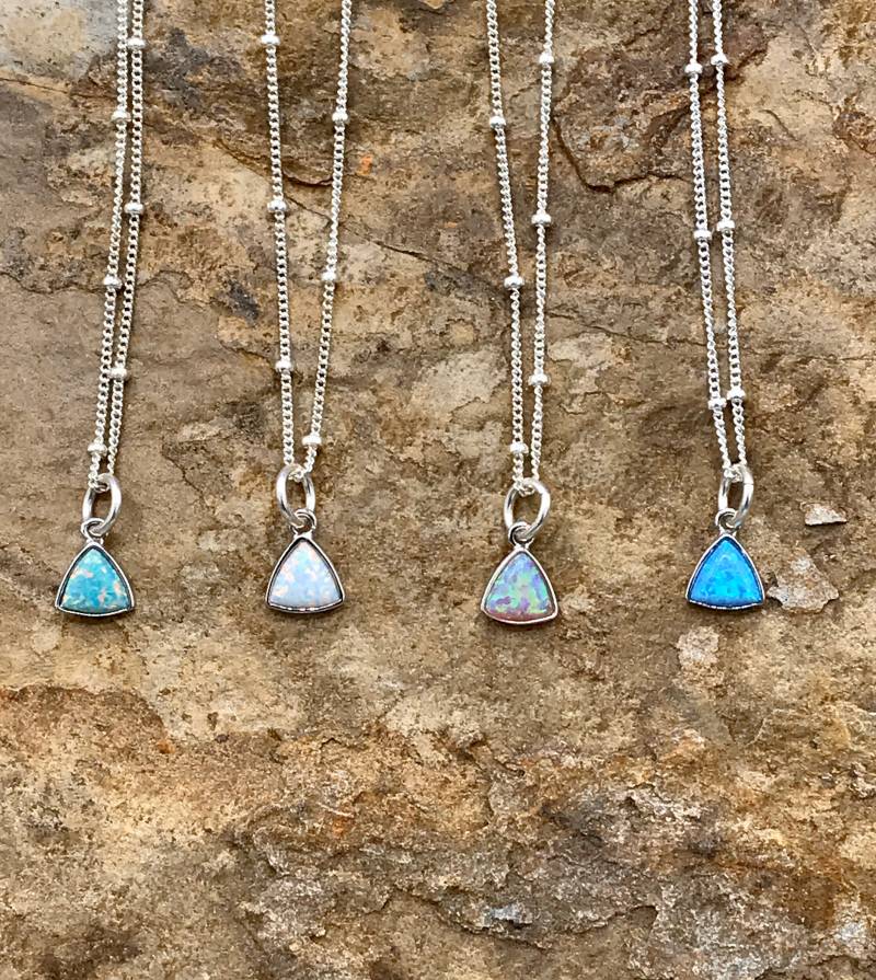 Winziger Opal Anhänger An Sterling Silber Satellitenkette Winziger Opal Anhänger An Sterling Silber Satellitenkette von kcladyfish