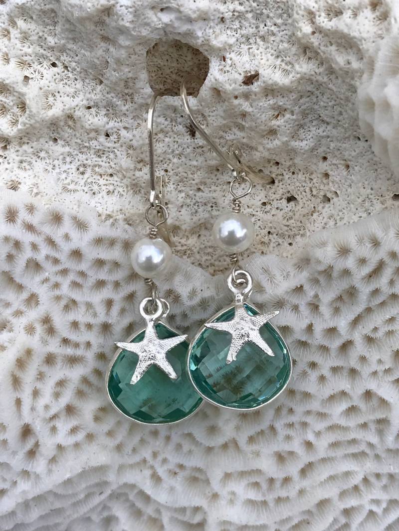 sterling Silber Ozean Ohrringe Mit Aqua Green Flourit Quarz, Süßwasserperlen Und Seestern Charm sterling Silber Ozean Ohrringe Mit Aqua Green Flourit Quarz, Süßwasserperlen Und Seestern Charm von kcladyfish