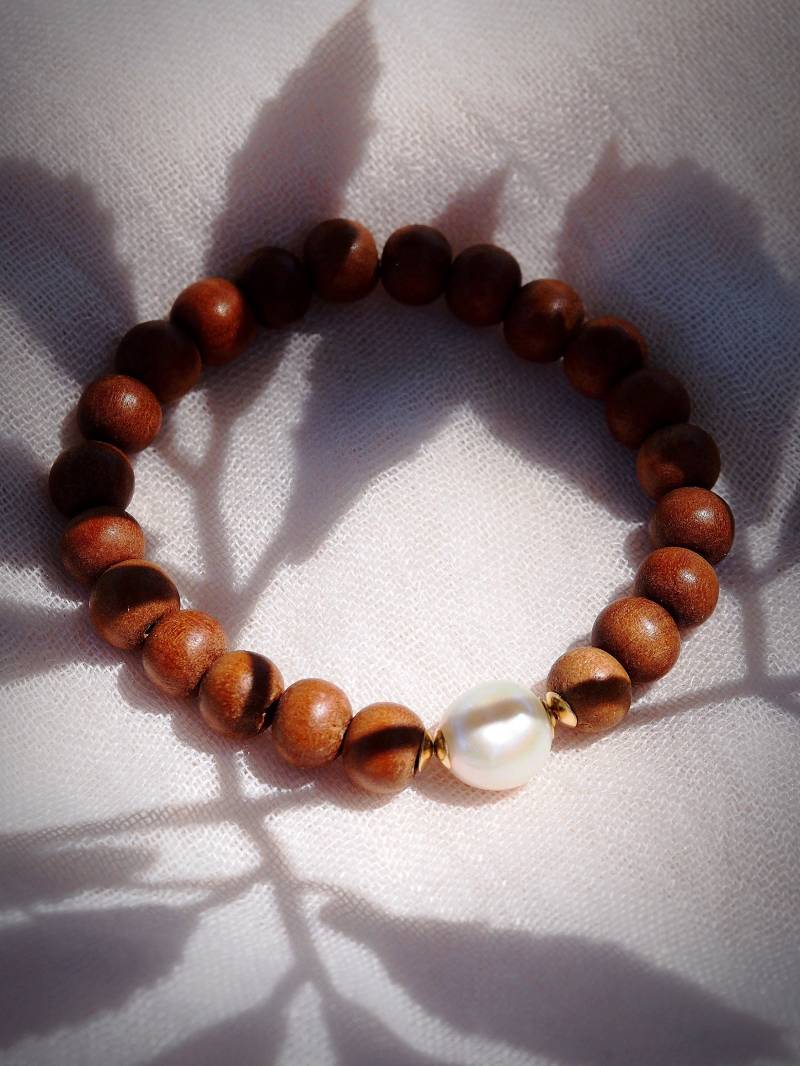 Dehnbare Weiße Perlen Sandelholz Armband - Kamaha'o von kealohajewelry