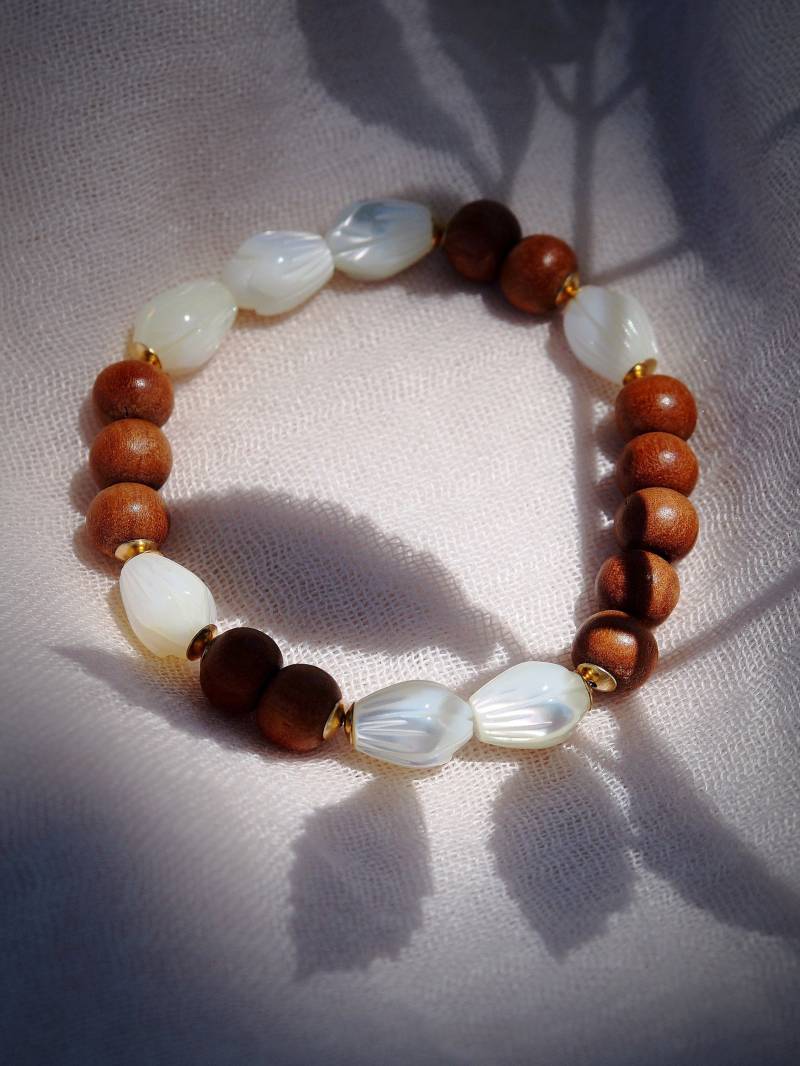 Dehnbares Pikake Sandelholz Armband - Ho'olana von kealohajewelry