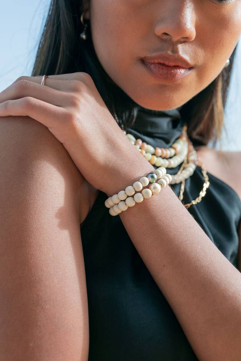 Dehnbares Weißes Perlen Leichtes Holz Armband - Kahula von kealohajewelry