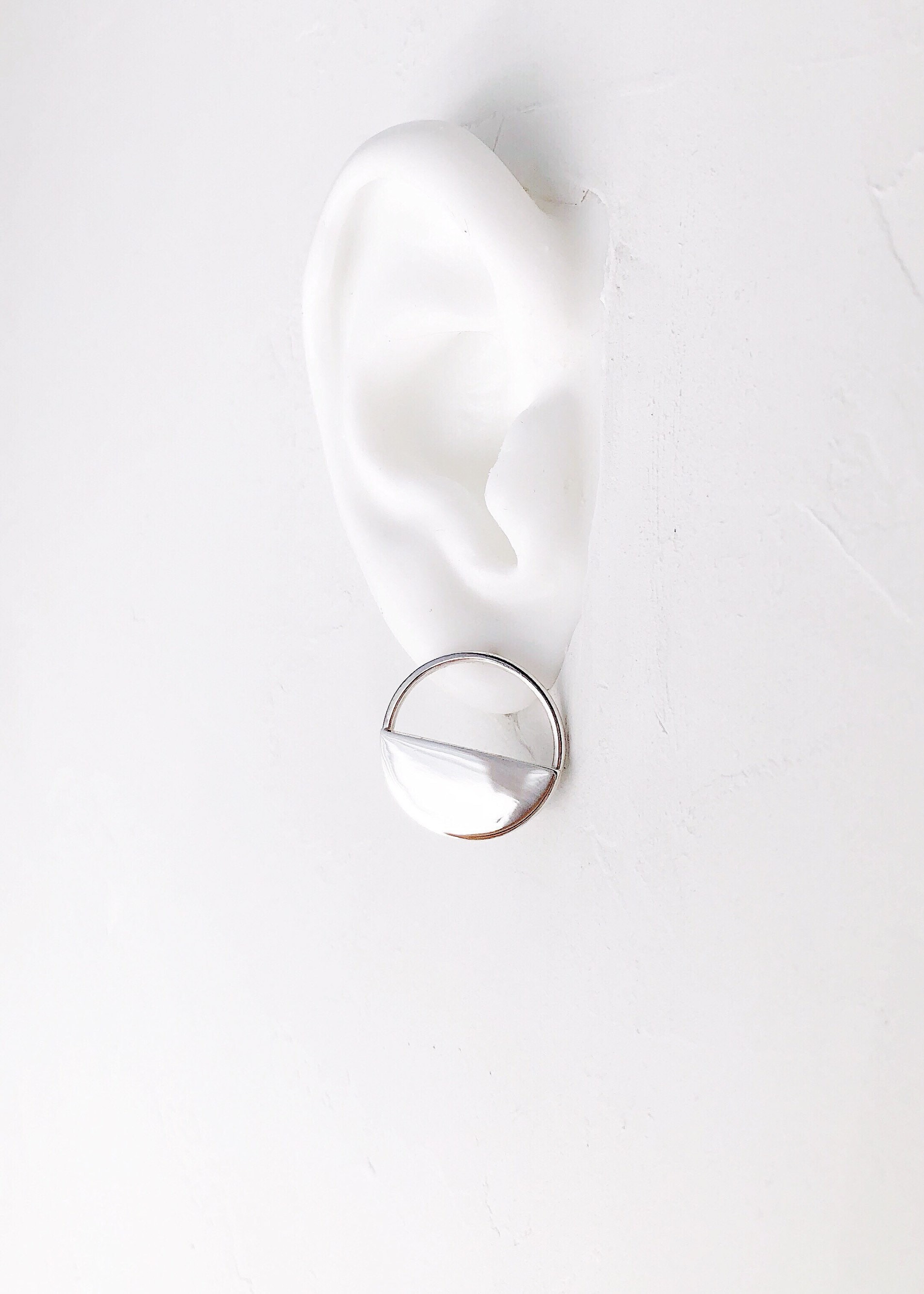 Silber Hoop Disc-Ohrstecker - Mele, Edgy Ohrring von kealohajewelry