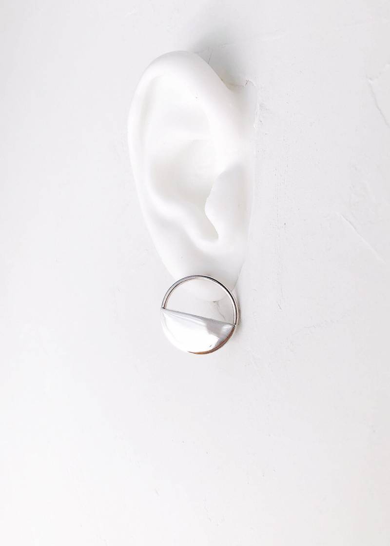 Silber Hoop Disc-Ohrstecker - Mele, Edgy Ohrring von kealohajewelry