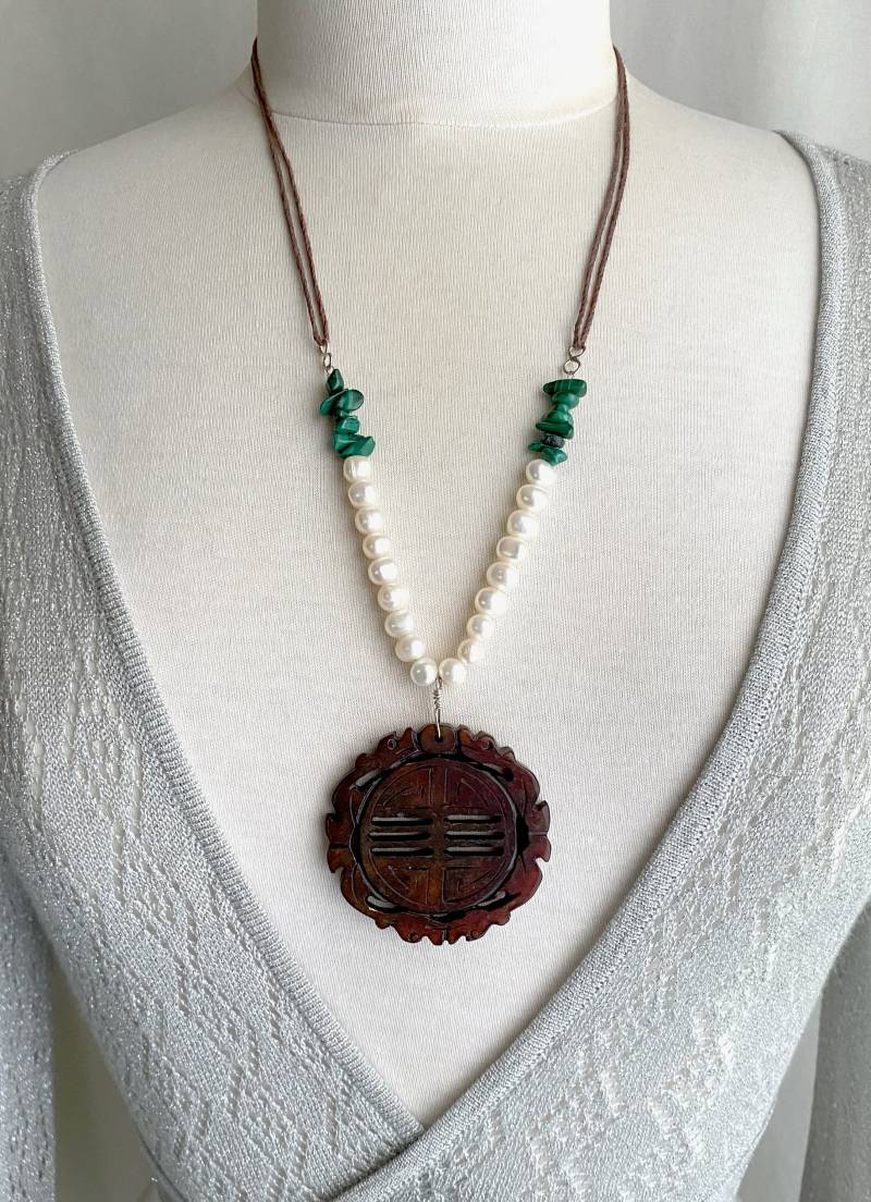 Handgemachte Geschnitzte Jade Anhänger Halskette Perle & Malachit Boho Schmuck Handgemachte Geschnitzte Jade Anhänger Halskette Perle & Malachit Boho Schmuck von keatleydesigns