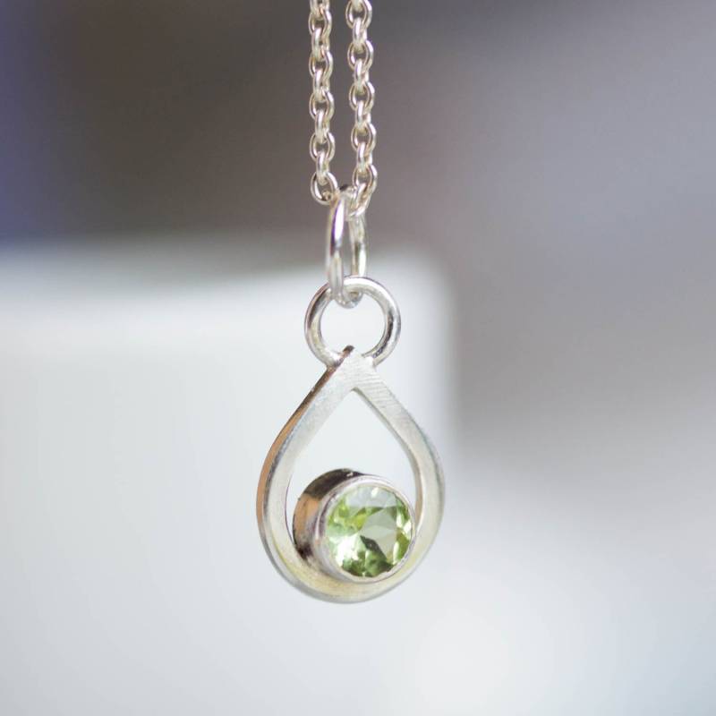 Peridot Kette - Tropfenförmiger Anhänger Mit Facettiertem Peridot, August Geburtsstein, Sterling Silber Oder Gold Peridot Kette - Tropfenförmiger Anhänger Mit Facettiertem Peridot, August Geburtsstein, Sterling Silber Oder Gold von keepityours