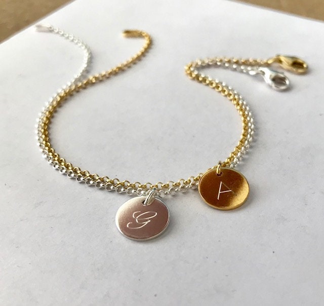 Armband Mit 10 Mm Anhänger - Gravur Sterling Silber Namensarmband Trauzeugin Initialie Buchstabe Personalisiert von keepmeinmindshop