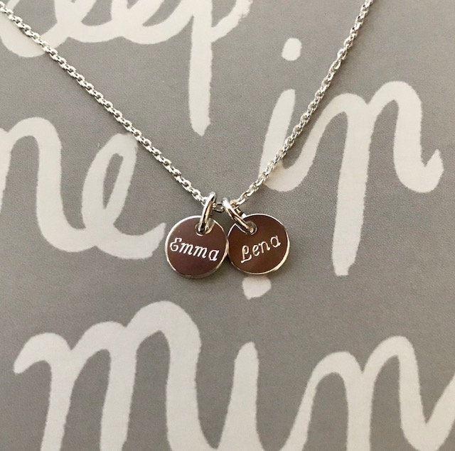 Feine Silberkette Mit 6mm Anhänger - Initialien Halskette Silber Familienkette Name Gravur Buchstabe von keepmeinmindshop