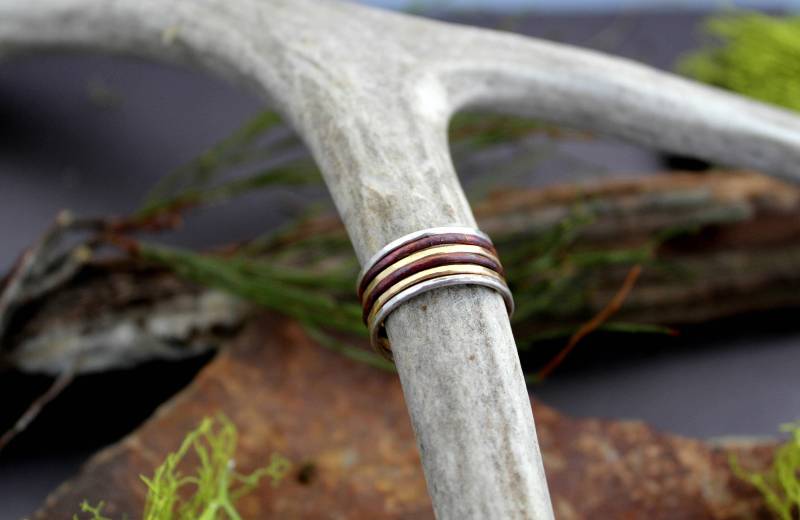 Dünner Stapelring Aus Gemischtem Metall von keirashine