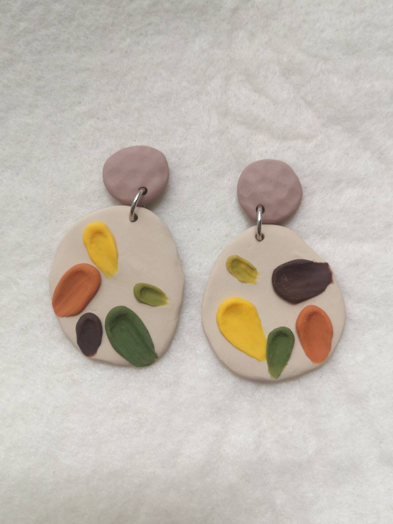 Bunte Pinselstriche Ohrringe - Asymmetrisch - Polymer Clay Schmuck Bunte Pinselstriche Ohrringe - Asymmetrisch - Polymer Clay Schmuck von kejkejstudio
