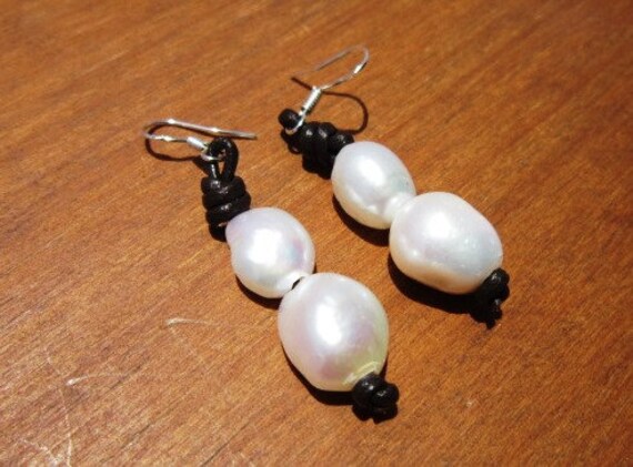 Baumeln Ohrringe, Süßwasser Perle Tropfen Leder Sterling Silber Ohrringe von kekugi