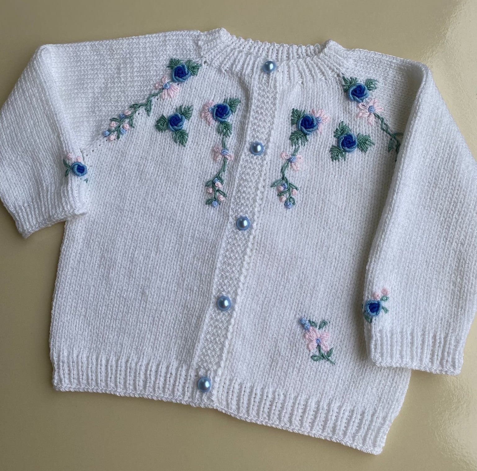 Baby Mädchen Pullover, Blau Bestickte Weiße Strickjacke, Strick Kleidung, Geschenkidee Zum Geburtstag von kelebekorgu