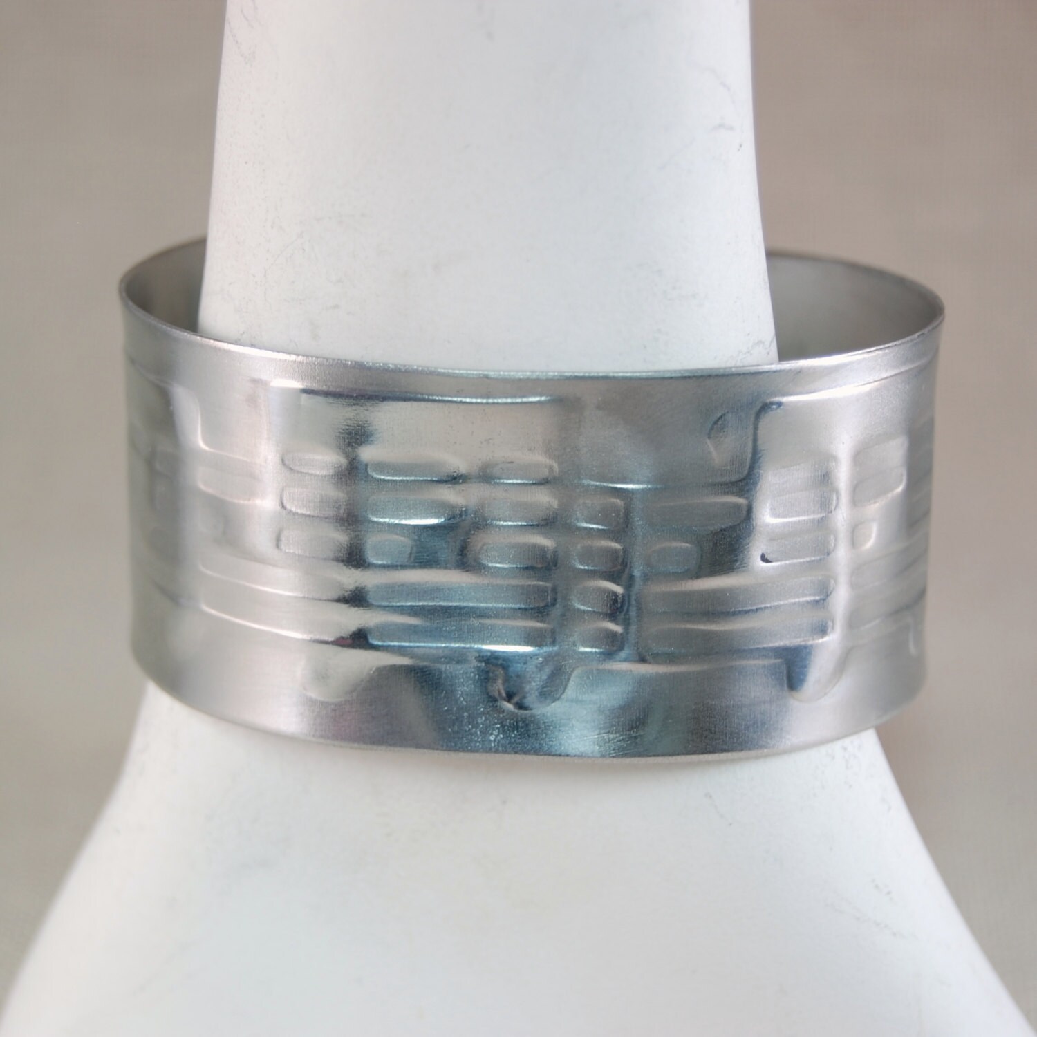 Aluminium Manschette Armband - Breite Metall Music Notes Pattern Texturierte Aluminium Manschette Armband - Breite Metall Music Notes Pattern Texturierte von kellymaekreations