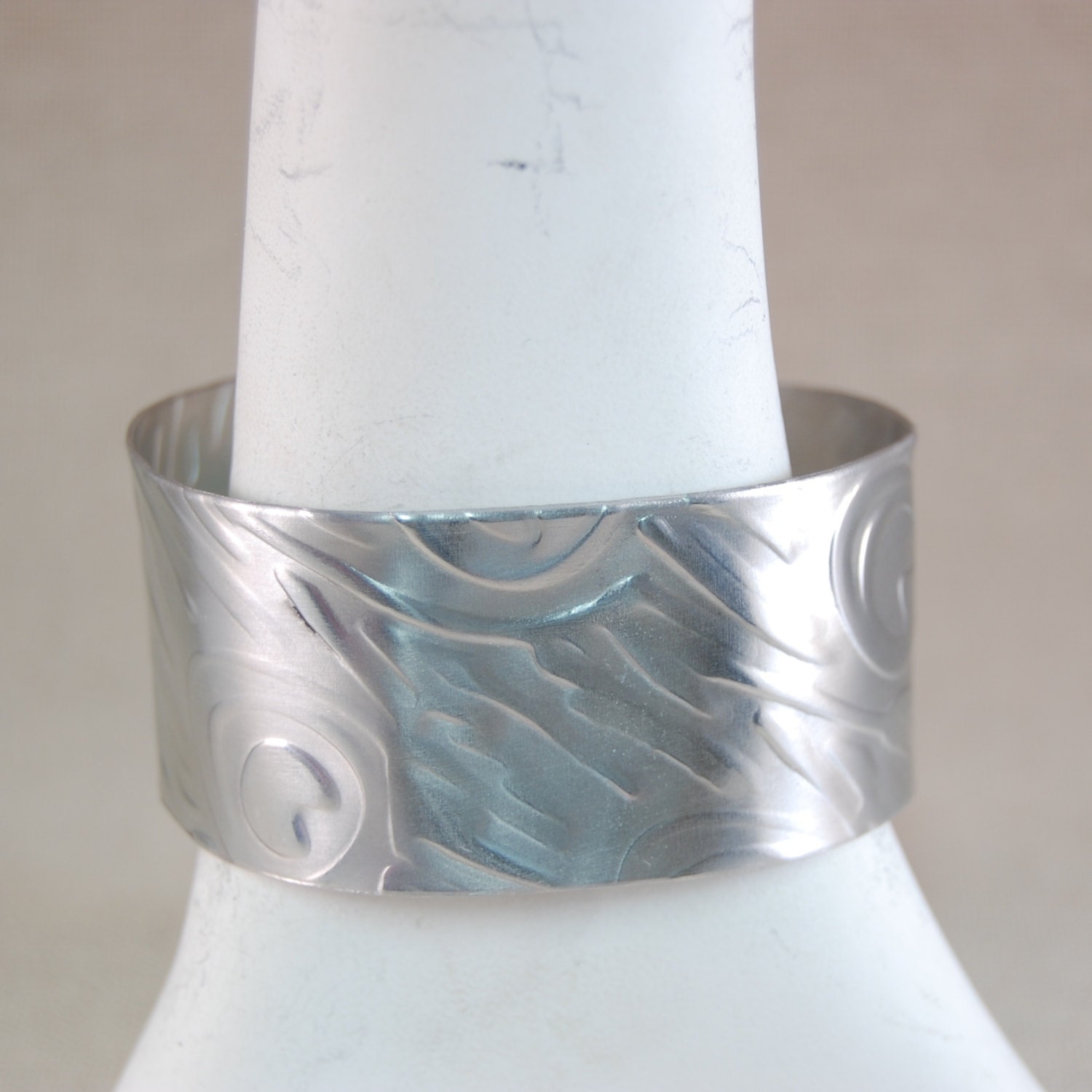 Aluminium Manschettenarmband - Breites Armband Metall Armspange Animal Print Muster Strukturiertes Aluminium Manschettenarmband - Breites Armband Metall Armspange Animal Print Muster Strukturiertes von kellymaekreations