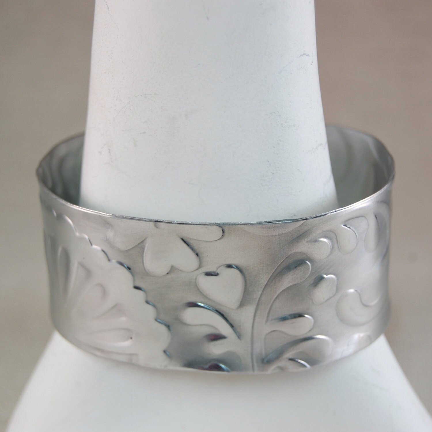 Breites Manschettenarmband Aluminium Breit Metall - Skurriles Muster Strukturiertes Breites Manschettenarmband Aluminium Breit Metall - Skurriles Muster Strukturiertes von kellymaekreations