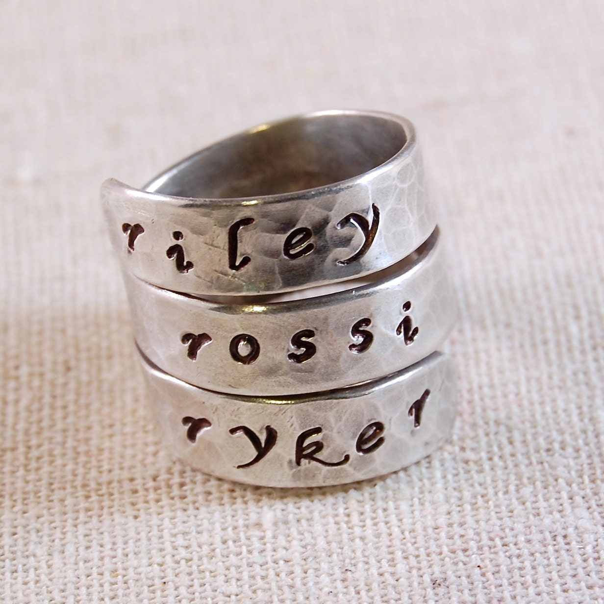 Dreifach Wrap Familienname Ring | Wickelring Mit Name Personalisierter Namensring Personalisierte Ringe Individueller Familienandenken Sterling Dreifach Wrap Familienname Ring | Wickelring Mit Name Personalisierter Namensring Personalisierte Ringe Individueller Familienandenken Sterling von kellymaekreations