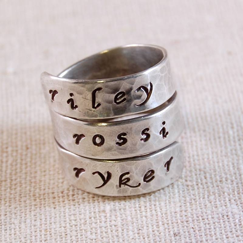 Dreifach Wrap Familienname Ring | Wickelring Mit Name Personalisierter Namensring Personalisierte Ringe Individueller Familienandenken Sterling von kellymaekreations