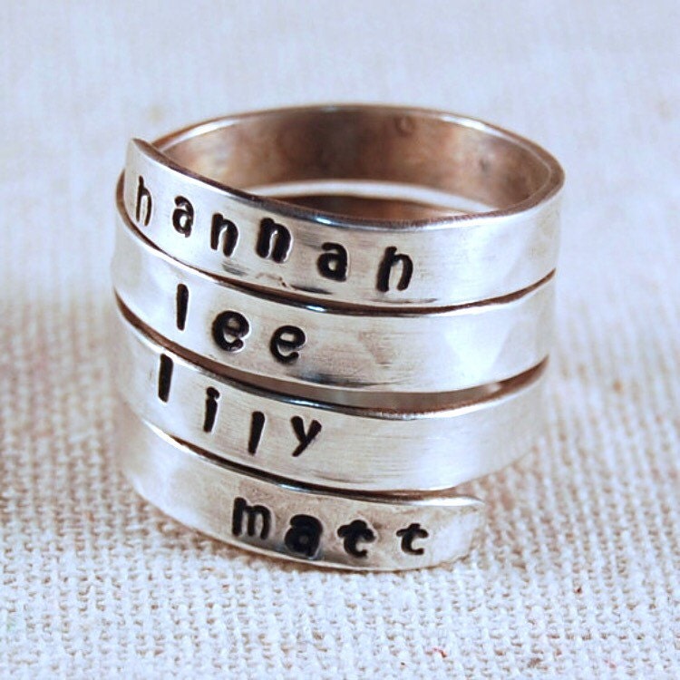 Hand Gestempelt Sterling Silber Mütter Ring Personalisierte Name Wrap Ring Hand Gestempelt Sterling Silber Mütter Ring Personalisierte Name Wrap Ring von kellymaekreations