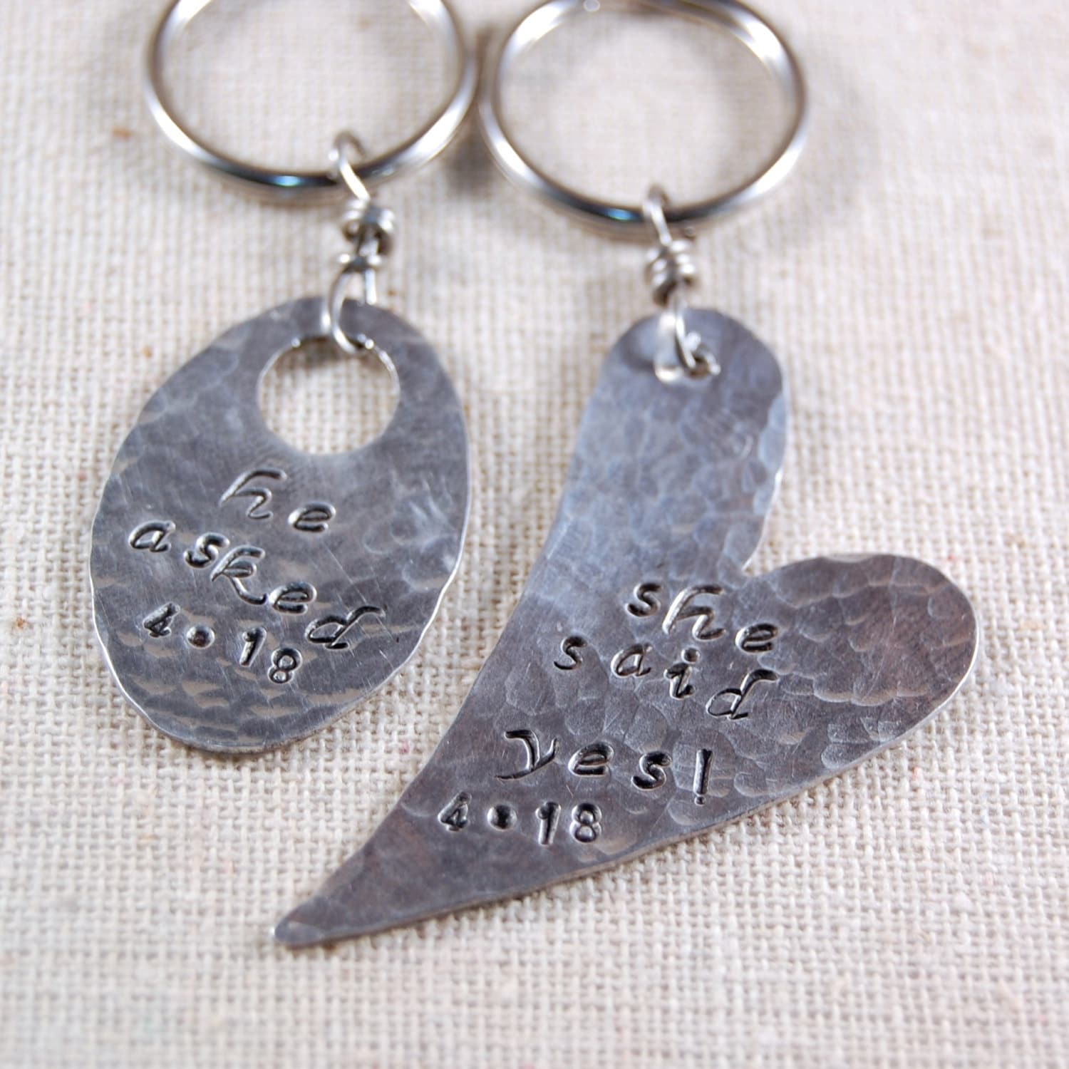 Hochzeit Schlüsselanhänger Set - Braut Personalisierte Jahrestag Erstes Datum Hochzeit Schlüsselanhänger Set - Braut Personalisierte Jahrestag Erstes Datum von kellymaekreations