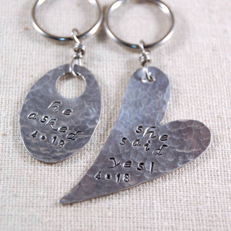Hochzeit Schlüsselanhänger Set - Braut Personalisierte Jahrestag Erstes Datum Hochzeit Schlüsselanhänger Set - Braut Personalisierte Jahrestag Erstes Datum von kellymaekreations
