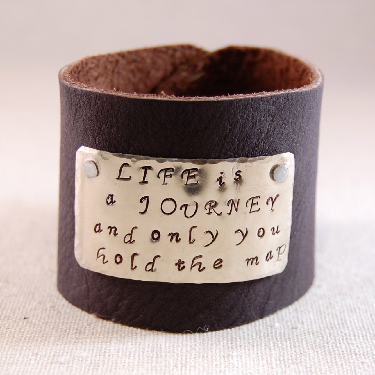 Inspirierendes Armband Leder Manschette Für Frauen Mantra Hand Gestempelt Inspirierendes Armband Leder Manschette Für Frauen Mantra Hand Gestempelt von kellymaekreations