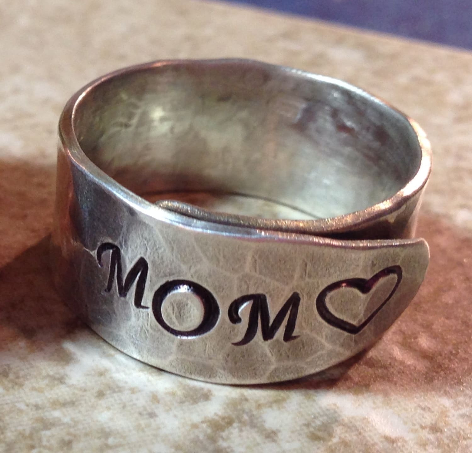 Mütter Ring, Ring Für Mama, Sterling Silber Mutter Hand Gestempelt Wickelring, Mama Mütter Ring, Ring Für Mama, Sterling Silber Mutter Hand Gestempelt Wickelring, Mama von kellymaekreations