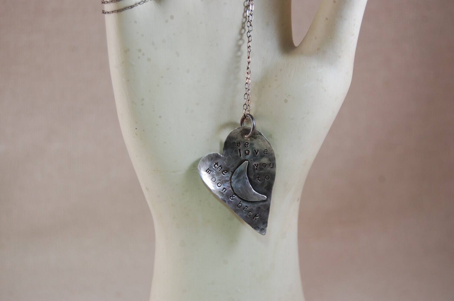 Mutter Halskette, Personalisierte Wir Lieben Dich Bis Zum Mond Und Zurück, Sterling Silber Gehämmertes Herz Mutter Halskette, Personalisierte Wir Lieben Dich Bis Zum Mond Und Zurück, Sterling Silber Gehämmertes Herz von kellymaekreations