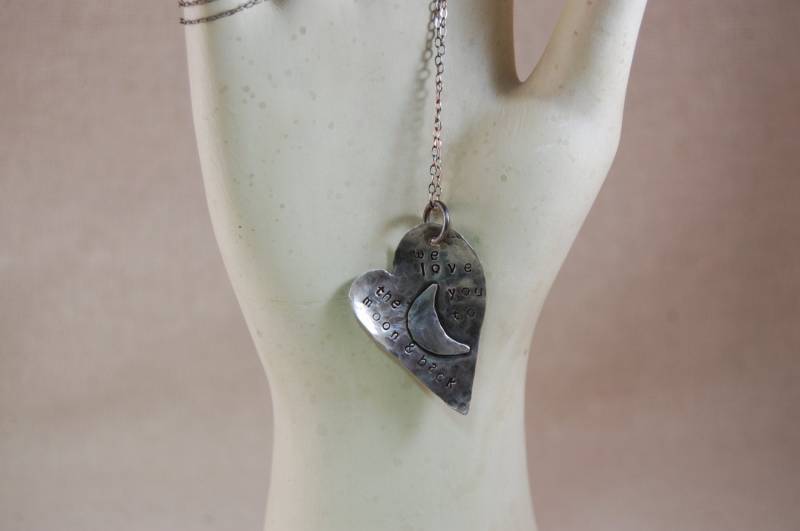 Mutter Halskette, Personalisierte Wir Lieben Dich Bis Zum Mond Und Zurück, Sterling Silber Gehämmertes Herz Mutter Halskette, Personalisierte Wir Lieben Dich Bis Zum Mond Und Zurück, Sterling Silber Gehämmertes Herz von kellymaekreations