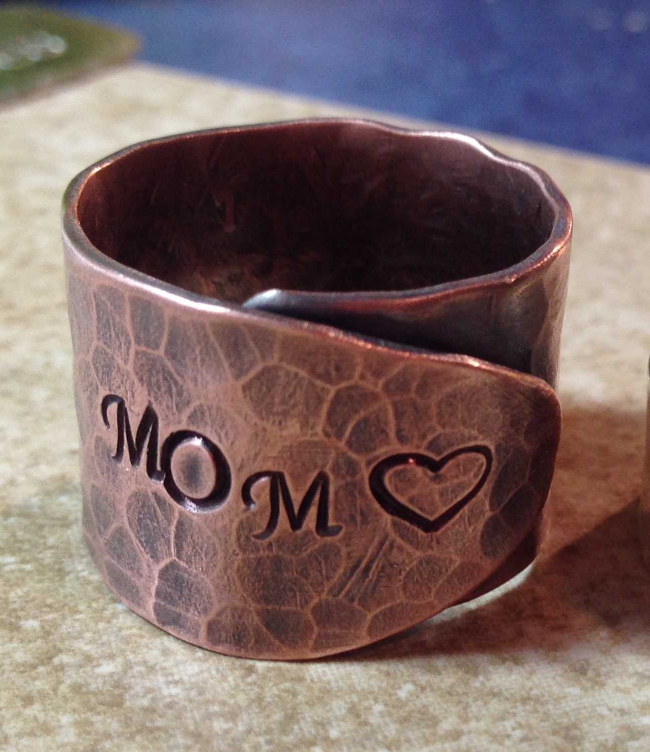 Mutter Ring Kupfer Hand Gestempelt Wrap Mom-Ring Mutter Ring Kupfer Hand Gestempelt Wrap Mom-Ring von kellymaekreations