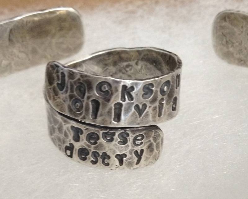 Mutter Ring Personalisiert Sterling Silber Name Handgestempelt Wickelring von kellymaekreations