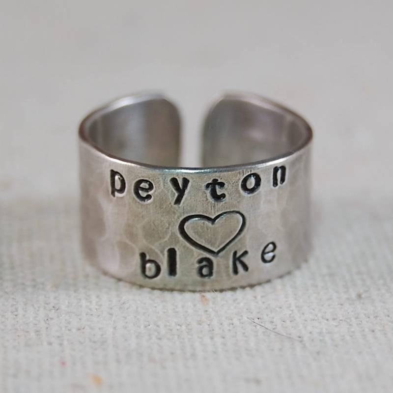 Namensring Mutterring Geschenkideen Für Freundin Sie Handgestempelter Ring Personalisierter von kellymaekreations