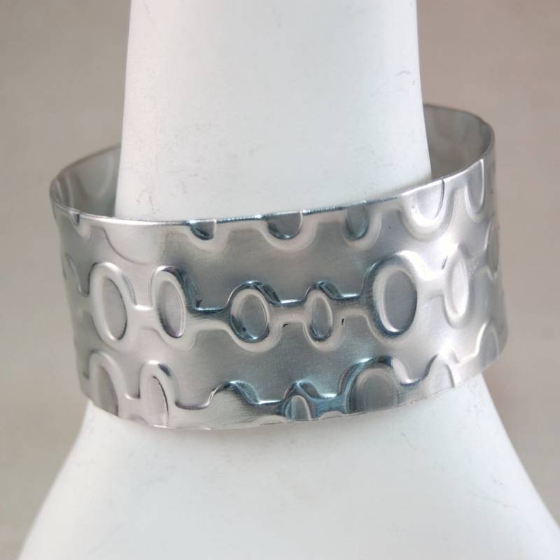 Nickelfreies Manschettenarmband Breites Metall Armband Gemustert Struktur Armband Hypo Allergenic von kellymaekreations