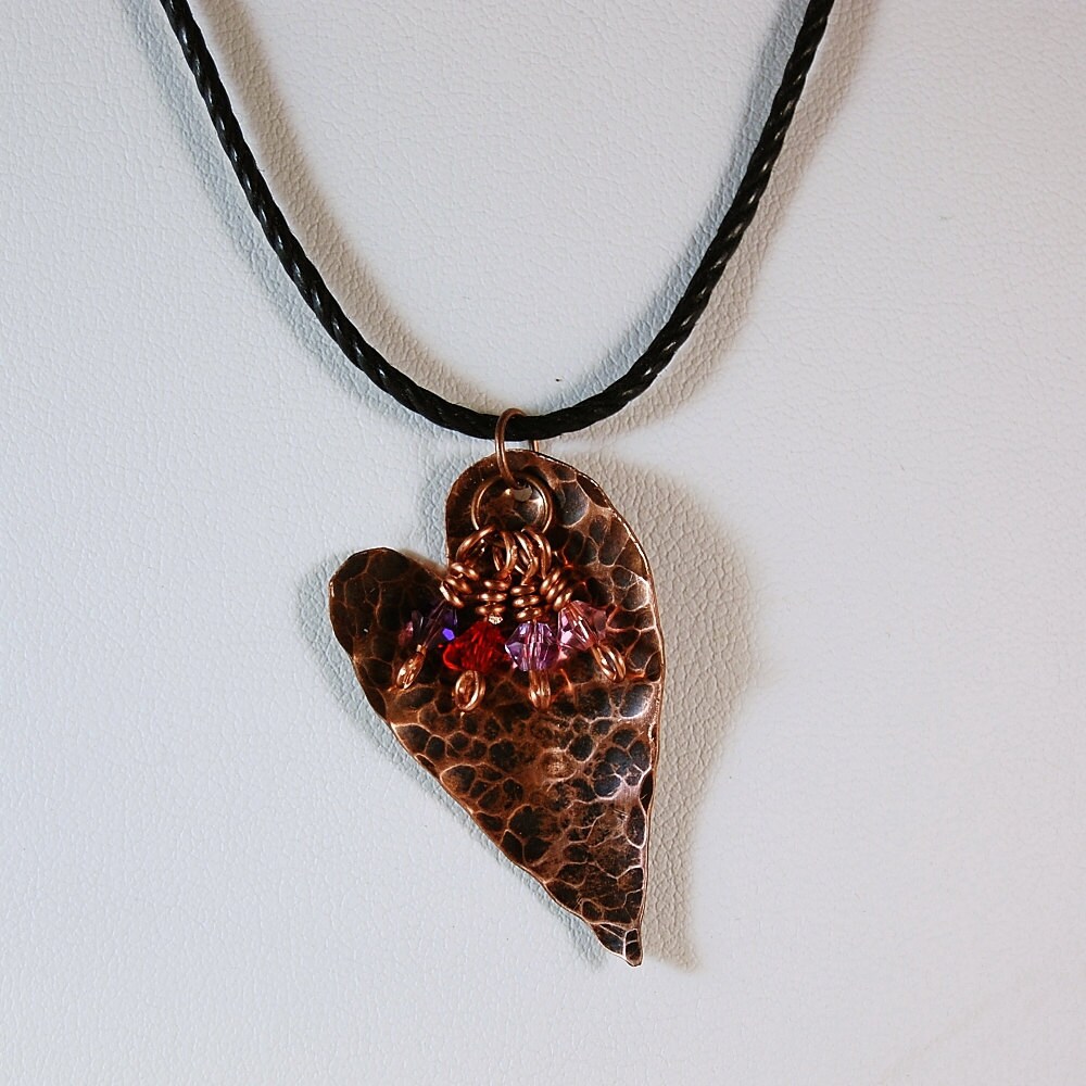Personalisierte Gehämmert Kupfer Herz Anhänger Custom Birthstone Mutter Halskette Collier Personalisierte Gehämmert Kupfer Herz Anhänger Custom Birthstone Mutter Halskette Collier von kellymaekreations