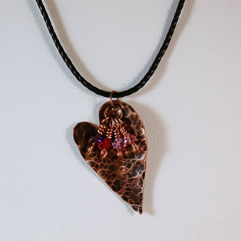 Personalisierte Gehämmert Kupfer Herz Anhänger Custom Birthstone Mutter Halskette Collier Personalisierte Gehämmert Kupfer Herz Anhänger Custom Birthstone Mutter Halskette Collier von kellymaekreations