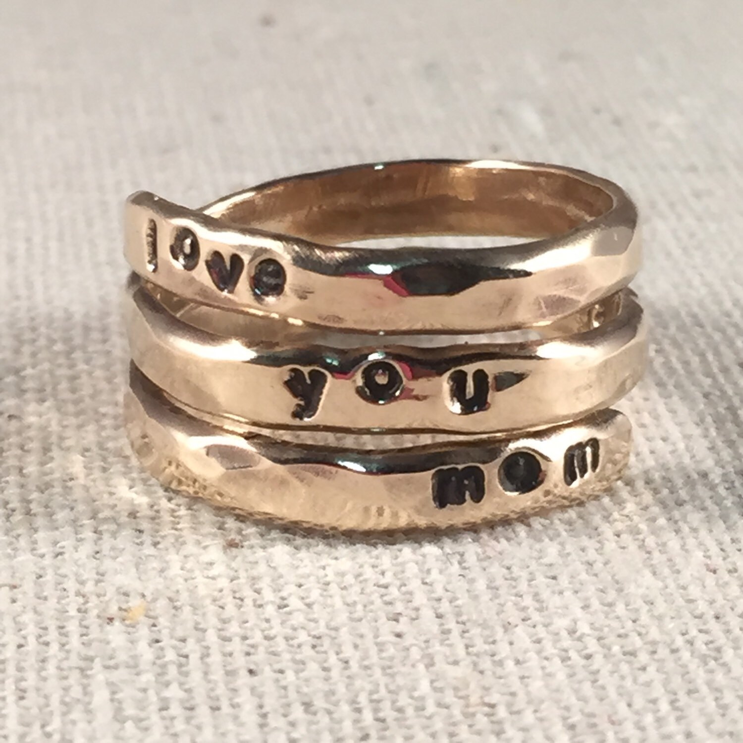 Personalisierter Mütter Ring 14K Gold Filled Großmütter Wickelring Namensring Personalisierter Mütter Ring 14K Gold Filled Großmütter Wickelring Namensring von kellymaekreations