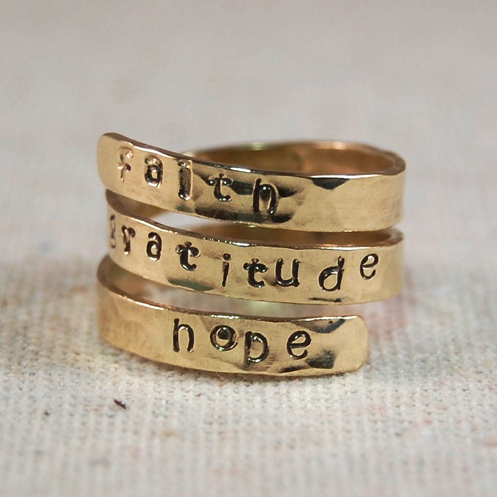 Personalisierter Mütter Ring 14K Solid Gold Wickelring Namensring Personalisierter Mütter Ring 14K Solid Gold Wickelring Namensring von kellymaekreations