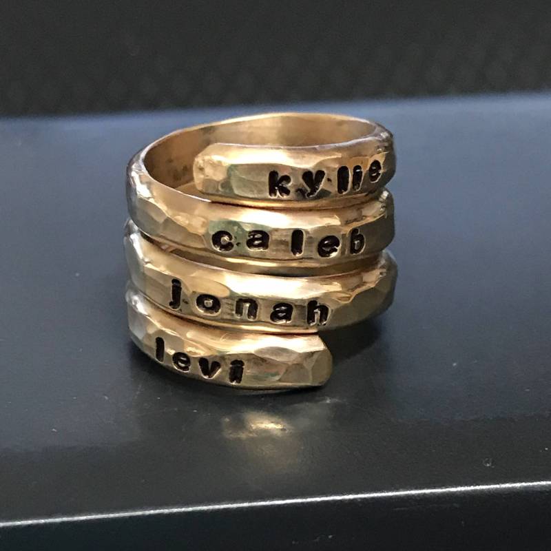 Personalisierter Mutterring 14K Gold Filled Großmütter Ring Wickelring Namensring Personalisierter Mutterring 14K Gold Filled Großmütter Ring Wickelring Namensring von kellymaekreations